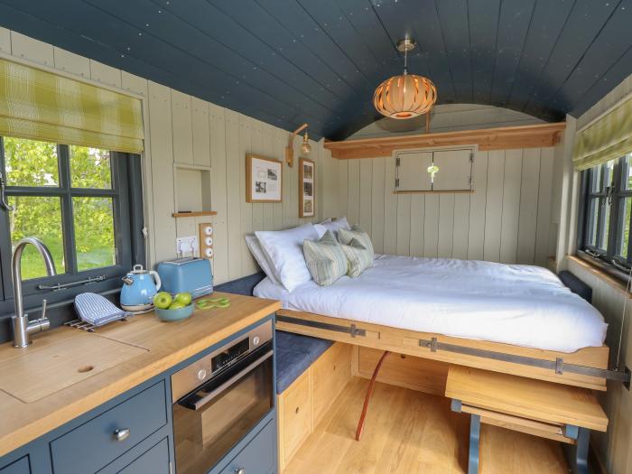 Merlot nr Seaview, Isle of Wight. One-bedroom shepherd's hut, ideal for romantic breaks. Near beach.