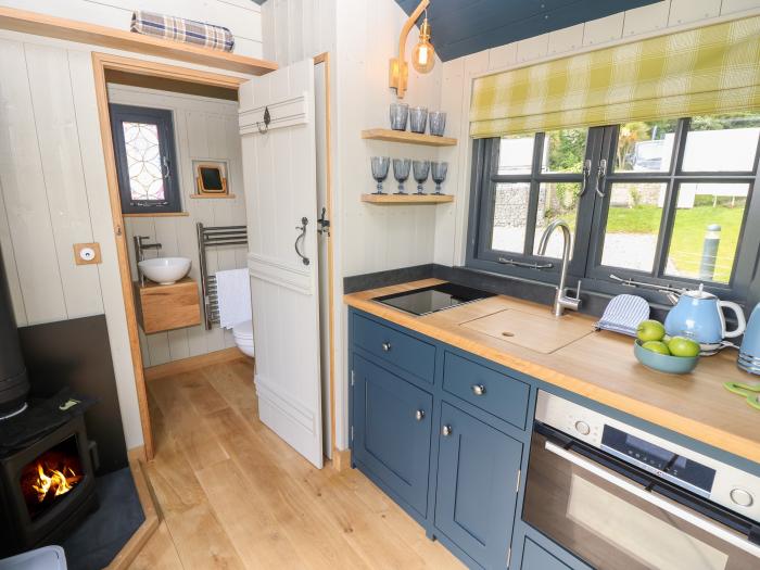 Merlot nr Seaview, Isle of Wight. One-bedroom shepherd's hut, ideal for romantic breaks. Near beach.