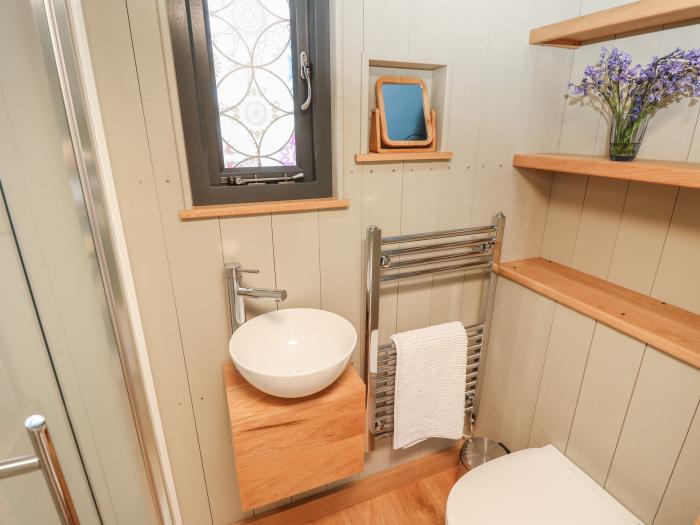 Merlot nr Seaview, Isle of Wight. One-bedroom shepherd's hut, ideal for romantic breaks. Near beach.