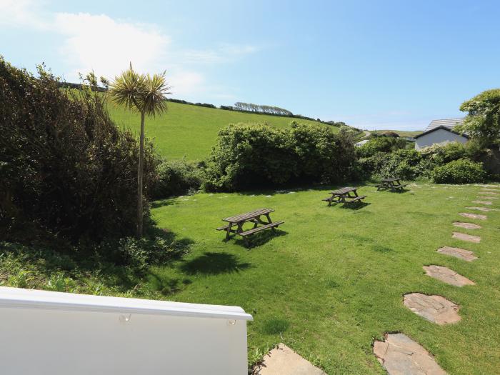 Thornlea View, Hope Cove, Devon. Close to shop, pub and a beach. Communal laundry and gardens. WiFi.