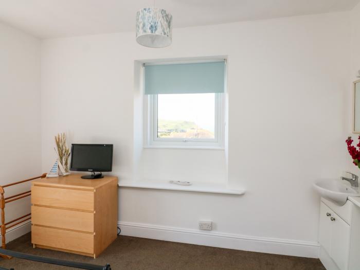 Thornlea View, Hope Cove, Devon. Close to shop, pub and a beach. Communal laundry and gardens. WiFi.