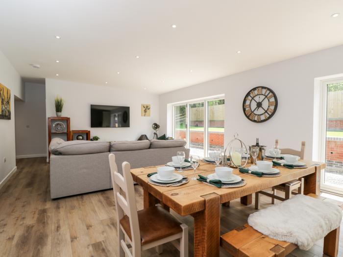 The Barn, Lytchett Matravers, Dorset. Near an AONB. Off-road parking. Single-storey. En-suites. 4bed