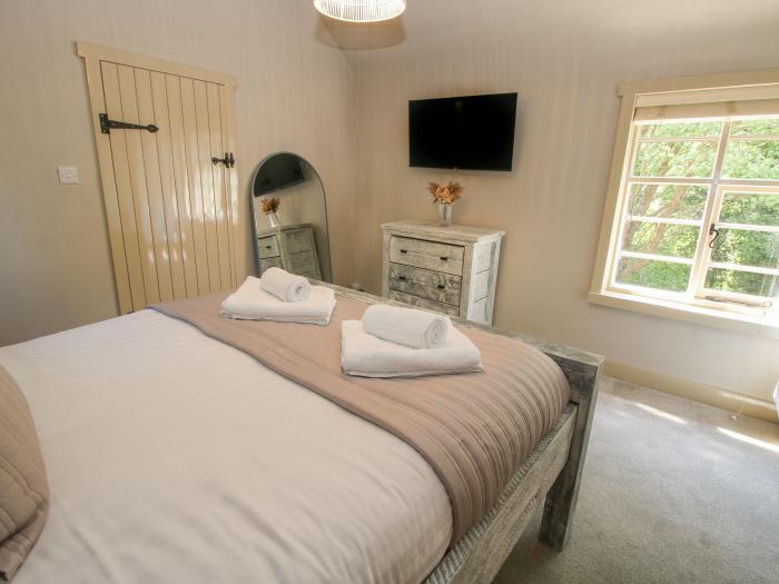 Number 7, Ironbridge, Shropshire. Character. Woodburning stove. Pet-friendly. Allocated parking. TV.