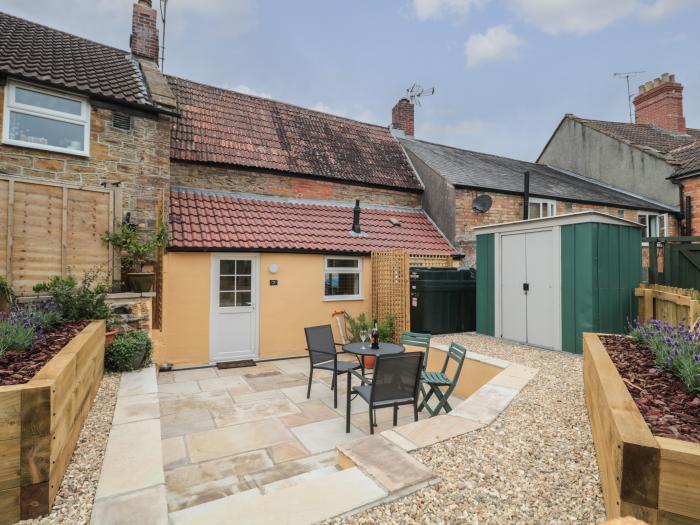 Holly Cottage in West Coker, Somerset, Yeovil, Jurassic coast within reach, off-road parking, garden