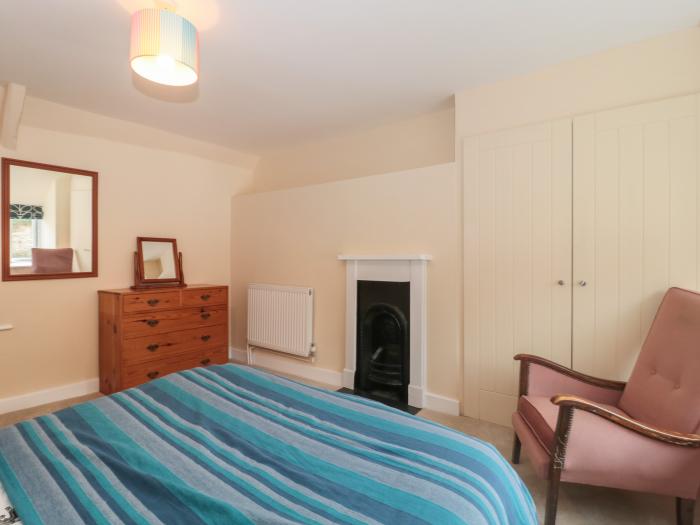 Holly Cottage in West Coker, Somerset, Yeovil, Jurassic coast within reach, off-road parking, garden