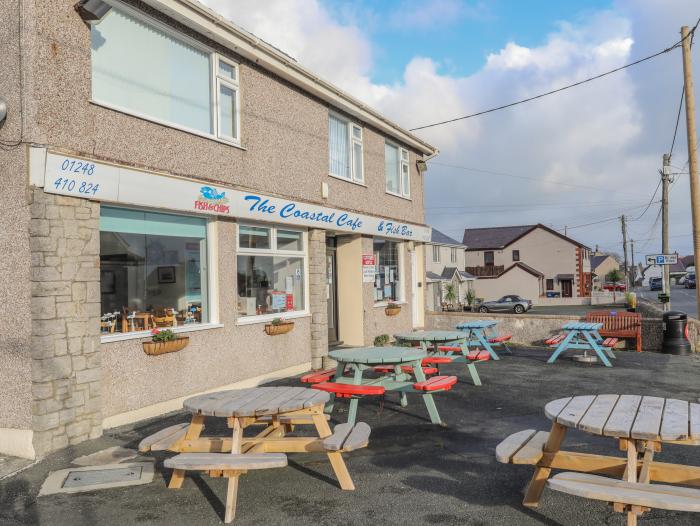 Coastal Cafe Apartment, Moelfre