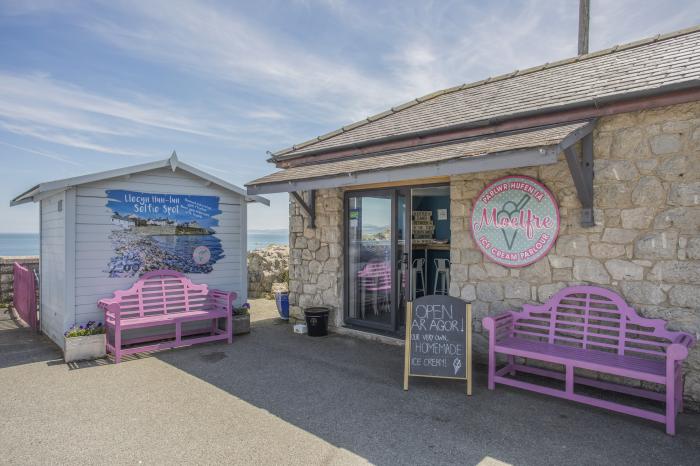 Coastal Cafe Apartment, Moelfre