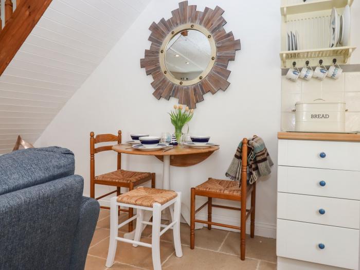 Honeymoon Cottage, Appledore, Devon, pet-friendly, contemporary, close to amenities and beach, 1 bed