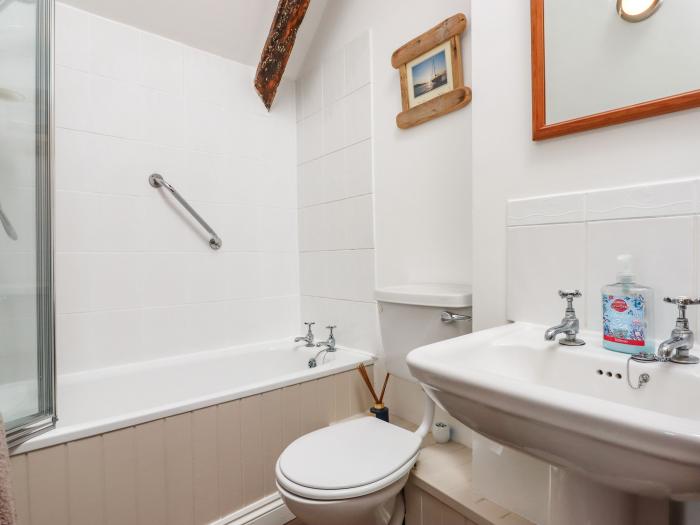 Honeymoon Cottage, Appledore, Devon, pet-friendly, contemporary, close to amenities and beach, 1 bed