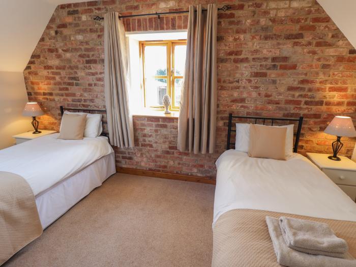 The Granary, North Somercotes, Lincolnshire, Near an Area Of Outstanding Natural Beauty, Pets, 2beds