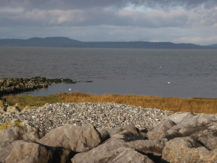 West End Bay in Morecambe in Lancashire. Pet-friendly. Smart TV. Close to beach and shops. Near AONB