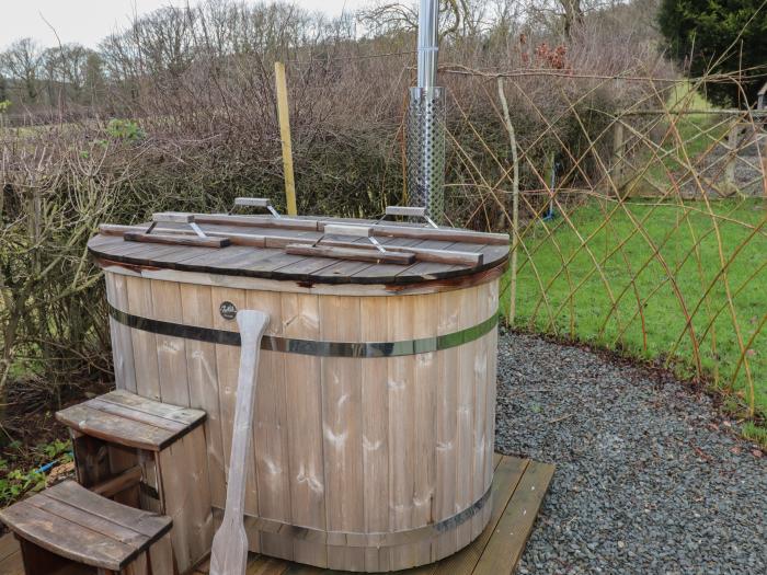 Aston - Shepherd Hut no pets, Aston On Clun, Shropshire. Near AONB. Hot tub. Woodburning stove. WiFi