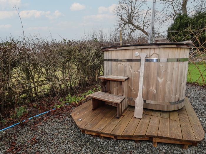 Aston - Shepherd Hut no pets, Aston On Clun, Shropshire. Near AONB. Hot tub. Woodburning stove. WiFi