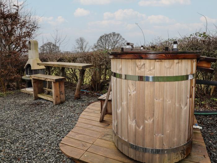 Aston - Shepherd Hut no pets, Aston On Clun, Shropshire. Near AONB. Hot tub. Woodburning stove. WiFi