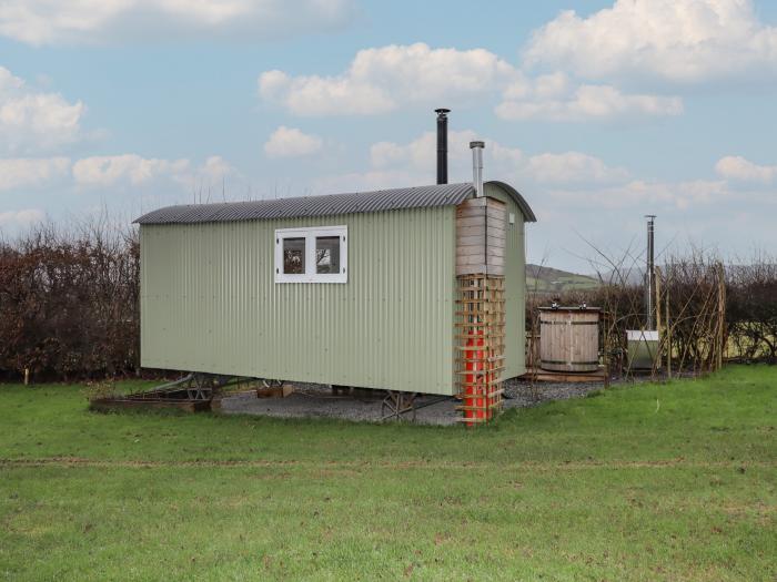 Aston - Shepherd Hut no pets, Aston On Clun, Shropshire. Near AONB. Hot tub. Woodburning stove. WiFi