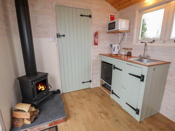 Aston - Shepherd Hut no pets, Aston On Clun, Shropshire. Near AONB. Hot tub. Woodburning stove. WiFi