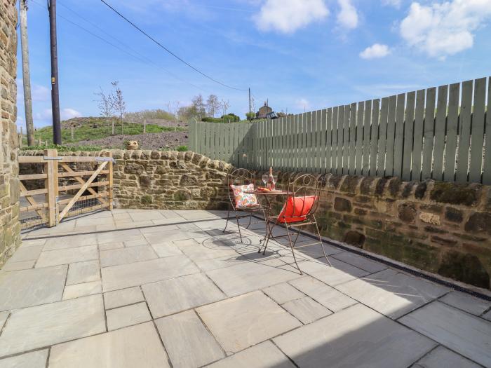 Cuckoo Cottage, Sawood near Oxenhope, West Yorkshire. Couple's retreat. Rural location. Pub. Garden.