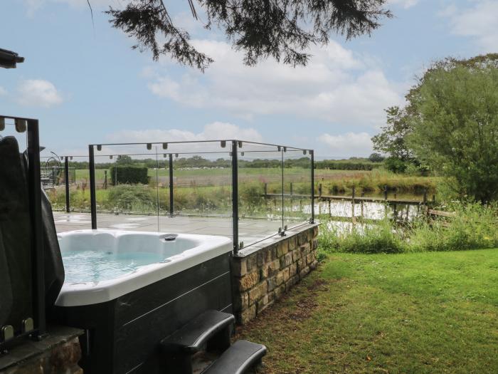 Ruperts Retreat, in Nateby near Garstang, Lancashire. Off-road parking. Hot tub. Near AONB. Parking.