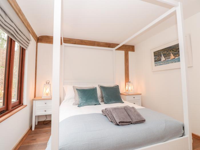 Beech Barn @ The Rookery, Kingsbridge, romantic dwelling, open-plan living, washing machine, garden.