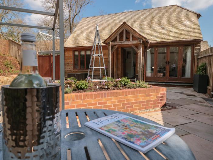 Beech Barn @ The Rookery, Kingsbridge, romantic dwelling, open-plan living, washing machine, garden.