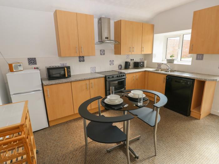 Brynawel, Burry Port, Carmarthenshire. Off-road parking. Smart TV. Close to amenities. Dog-friendly.