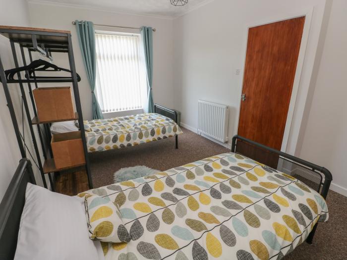 Brynawel, Burry Port, Carmarthenshire. Off-road parking. Smart TV. Close to amenities. Dog-friendly.