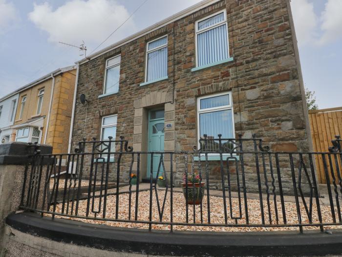 Brynawel, Burry Port, Carmarthenshire. Off-road parking. Smart TV. Close to amenities. Dog-friendly.