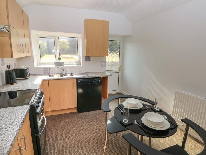 Brynawel, Burry Port, Carmarthenshire. Off-road parking. Smart TV. Close to amenities. Dog-friendly.