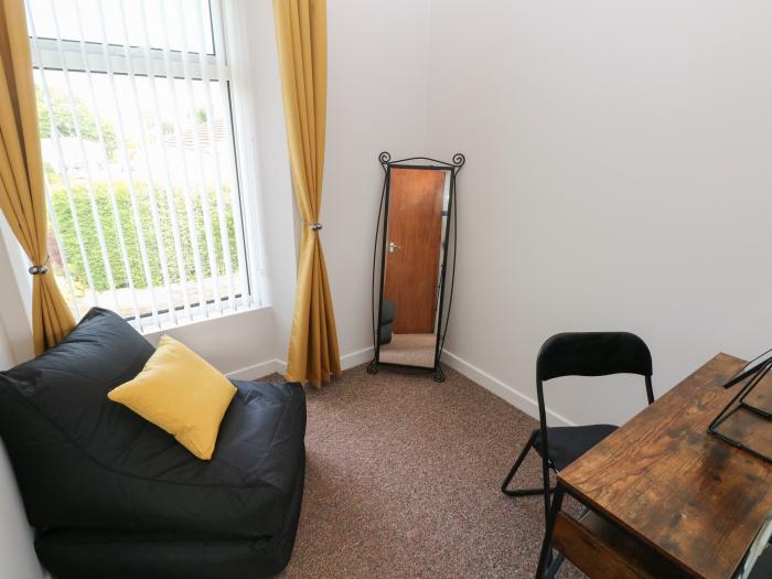 Brynawel, Burry Port, Carmarthenshire. Off-road parking. Smart TV. Close to amenities. Dog-friendly.