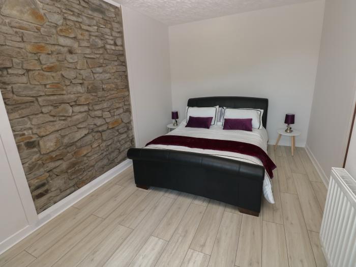 Brynawel, Burry Port, Carmarthenshire. Off-road parking. Smart TV. Close to amenities. Dog-friendly.