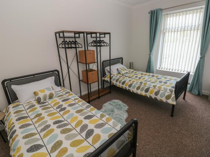 Brynawel, Burry Port, Carmarthenshire. Off-road parking. Smart TV. Close to amenities. Dog-friendly.