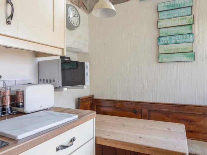 End Cottage, Malborough, Devon, Near a National Park, Close to a beach, Woodburning stove, Microwave