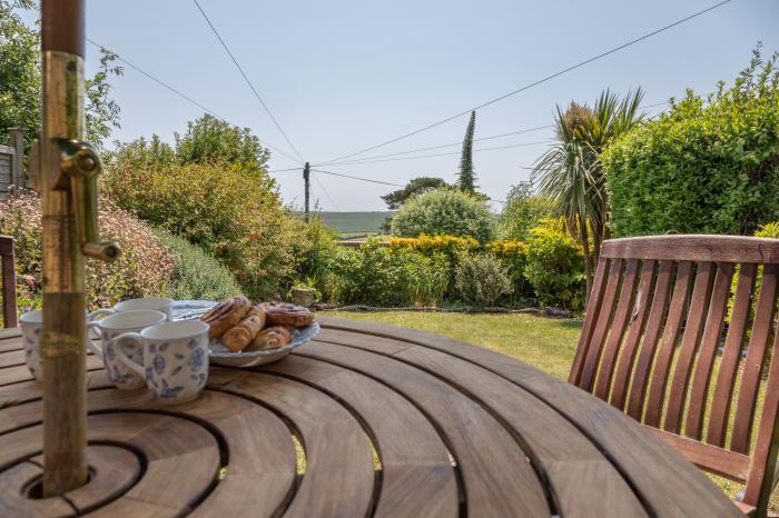 End Cottage, Malborough, Devon, Near a National Park, Close to a beach, Woodburning stove, Microwave