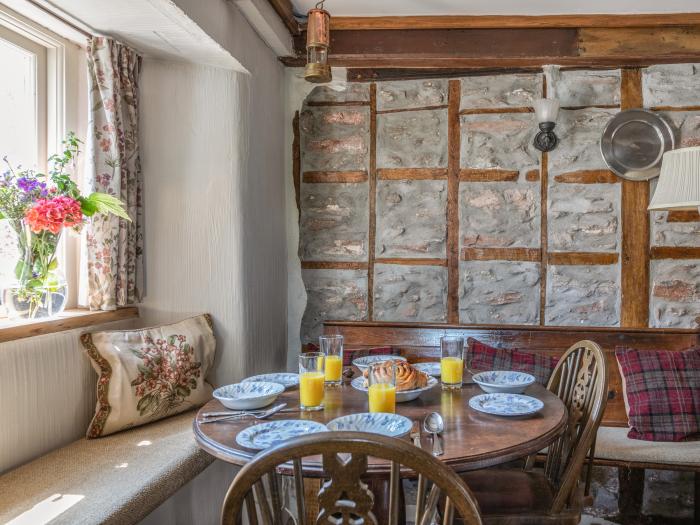 End Cottage, Malborough, Devon, Near a National Park, Close to a beach, Woodburning stove, Microwave