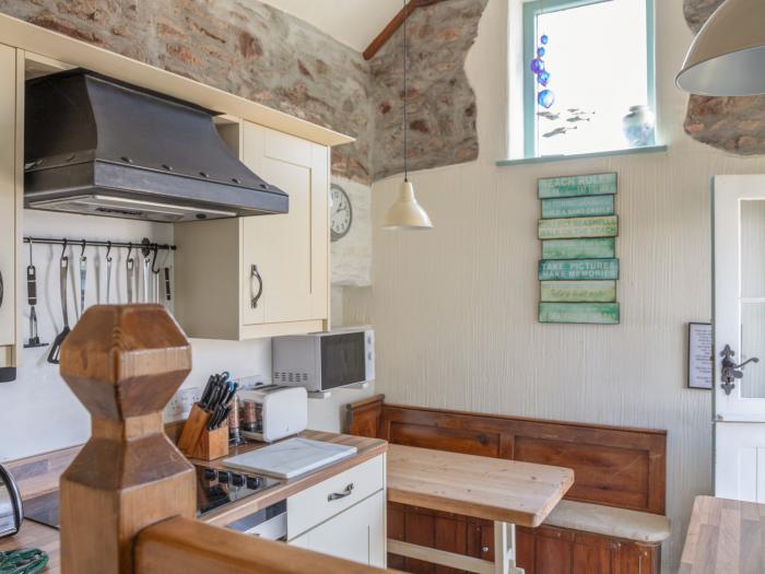 End Cottage, Malborough, Devon, Near a National Park, Close to a beach, Woodburning stove, Microwave