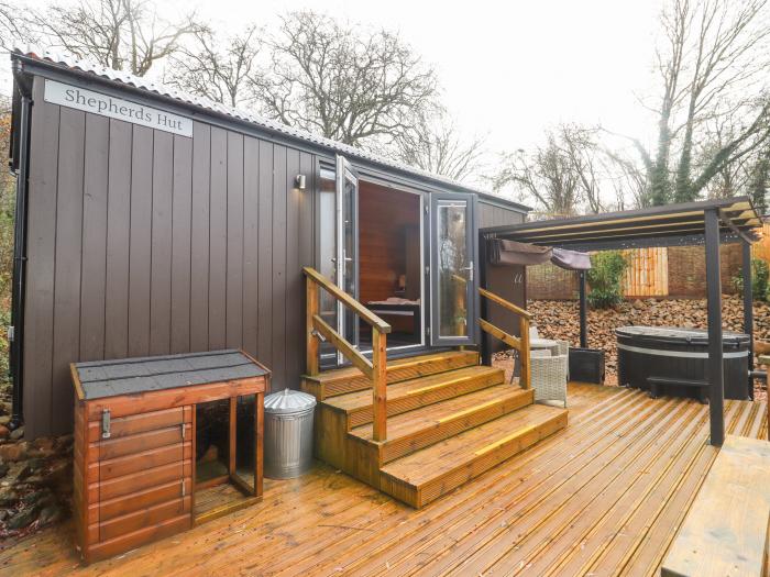 The Sheperds Hut at Bridge Lake Farm &amp; Fishery, Chacombe