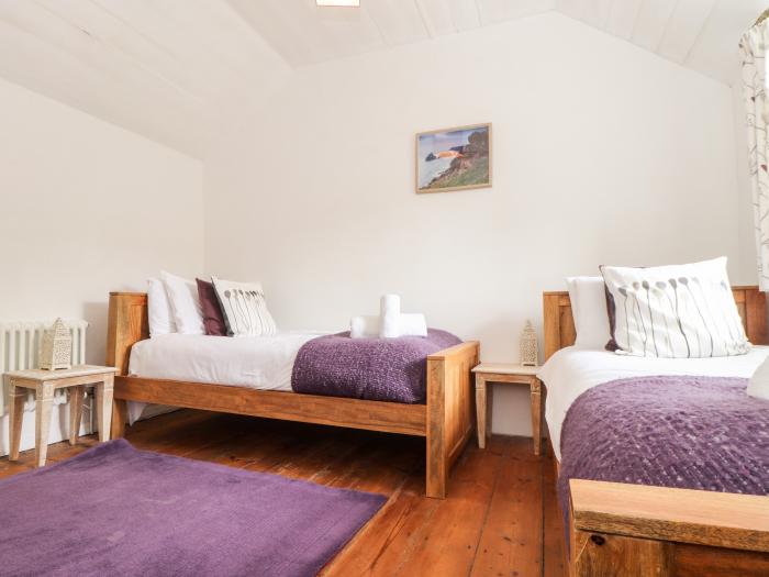 Rockhopper Cottage, in Praa Sands, Cornwall. Off-road parking. Woodburner. Smart TV. Close to beach.