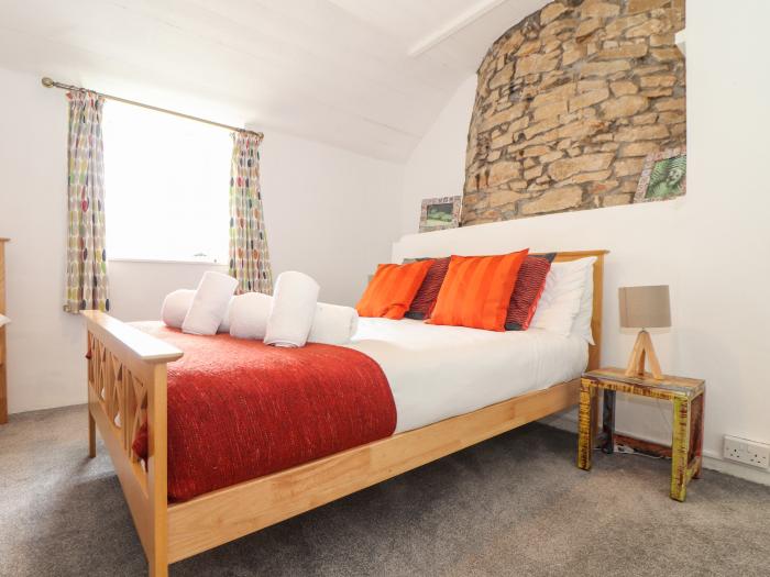 Rockhopper Cottage, in Praa Sands, Cornwall. Off-road parking. Woodburner. Smart TV. Close to beach.