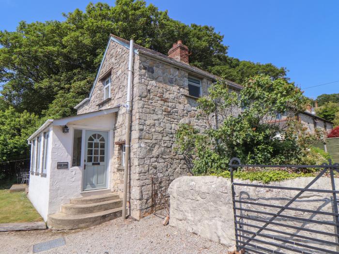 Rockhopper Cottage, in Praa Sands, Cornwall. Off-road parking. Woodburner. Smart TV. Close to beach.