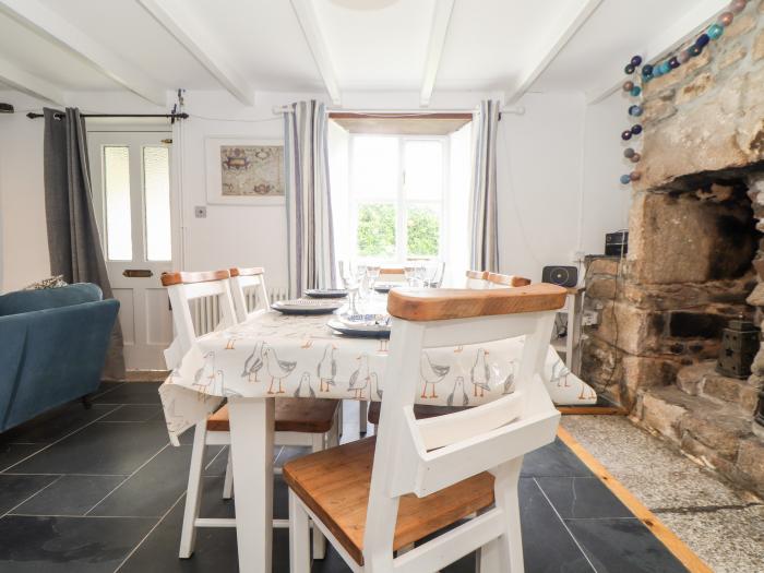 Rockhopper Cottage, in Praa Sands, Cornwall. Off-road parking. Woodburner. Smart TV. Close to beach.