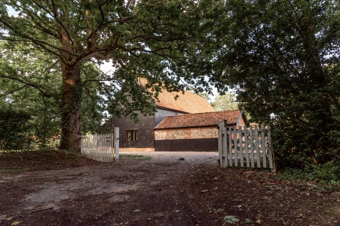 Manor Farm Barn is a glorious, 17th-century barn conversion in Thorndon, Suffolk. Hot tub. Character