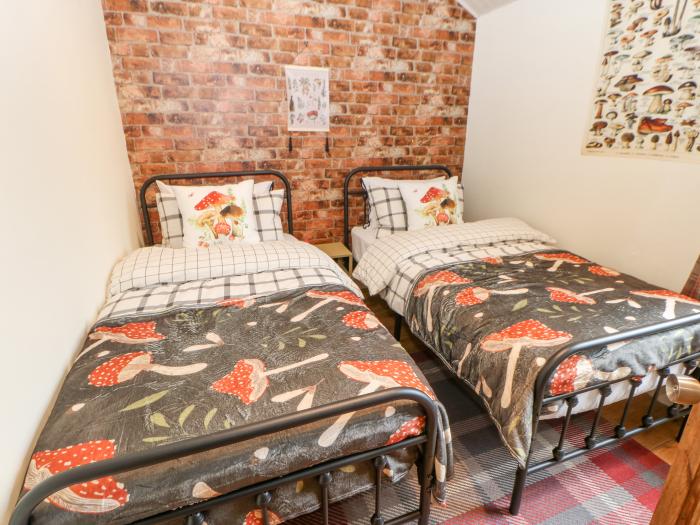 The Nutshell, Chester-Le-Street, dog-friendly, parking, washing machine, enclosed garden 2 bedrooms.