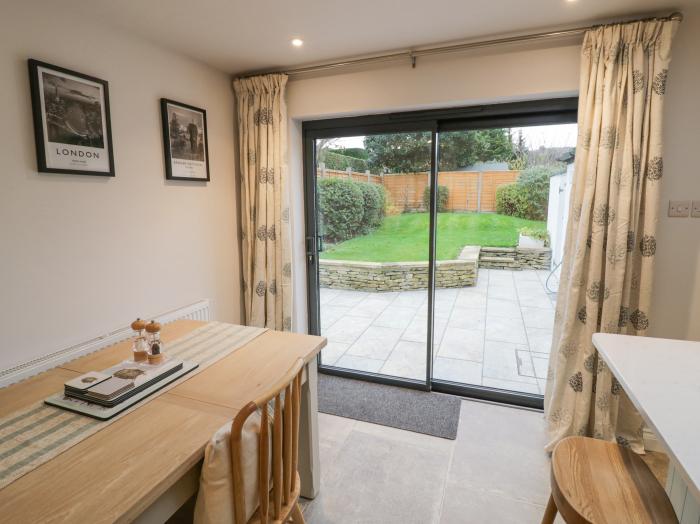 Dazie Cottage in Broadway, Worcestershire. Woodburning stove. Off-road parking.End-terrace. Smart TV