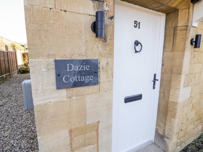 Dazie Cottage in Broadway, Worcestershire. Woodburning stove. Off-road parking.End-terrace. Smart TV