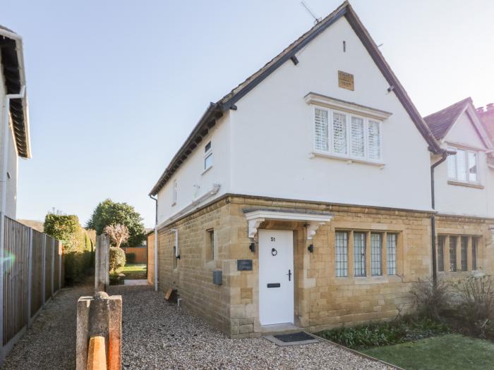 Dazie Cottage in Broadway, Worcestershire. Woodburning stove. Off-road parking.End-terrace. Smart TV