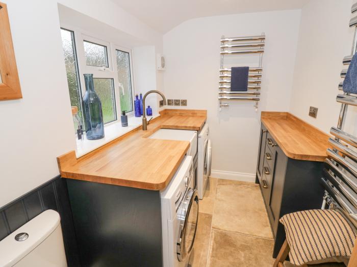 Dazie Cottage in Broadway, Worcestershire. Woodburning stove. Off-road parking.End-terrace. Smart TV