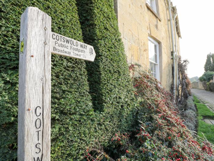 Dazie Cottage in Broadway, Worcestershire. Woodburning stove. Off-road parking.End-terrace. Smart TV