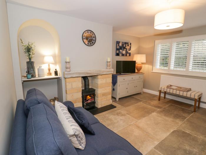 Dazie Cottage in Broadway, Worcestershire. Woodburning stove. Off-road parking.End-terrace. Smart TV