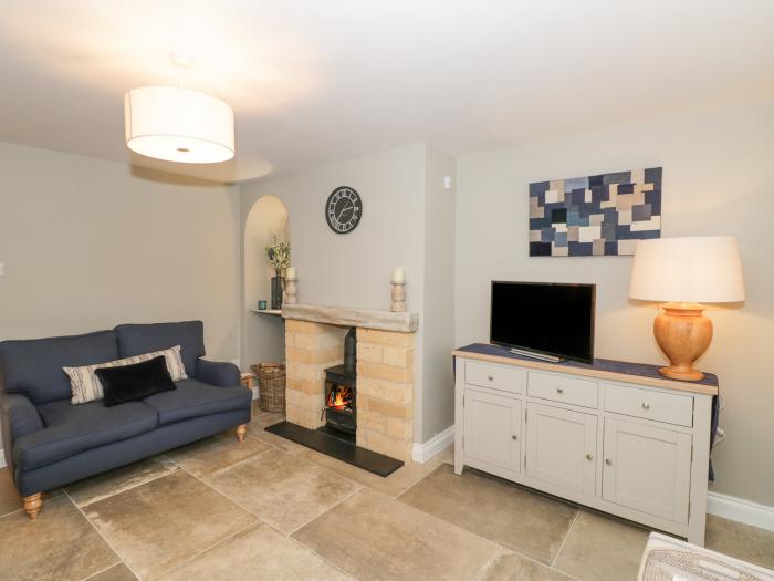 Dazie Cottage in Broadway, Worcestershire. Woodburning stove. Off-road parking.End-terrace. Smart TV