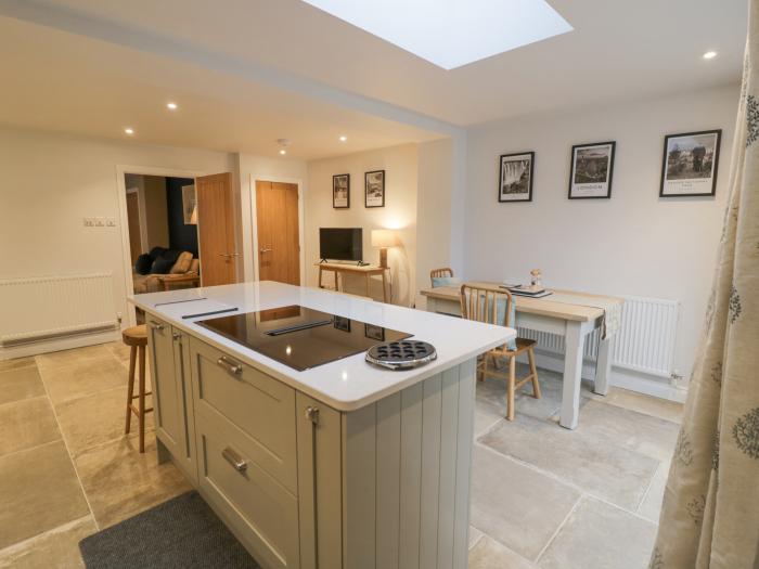 Dazie Cottage in Broadway, Worcestershire. Woodburning stove. Off-road parking.End-terrace. Smart TV